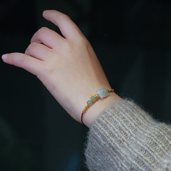 Jade Armband Chinesisches Tierkreis am Handgelenk getragen Wohlstand Naturstein