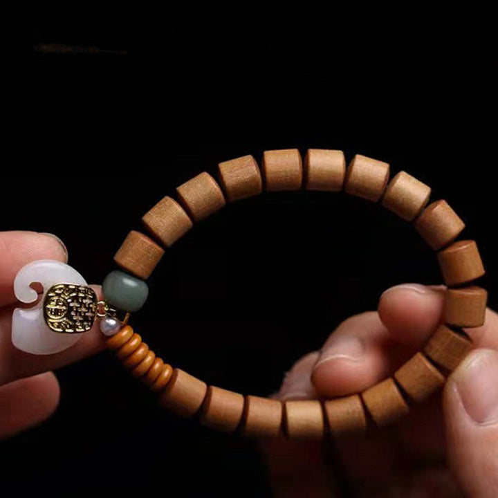 Armband Sandelholz Jade Elefant getragen Hand schwarzer Hintergrund elastisch