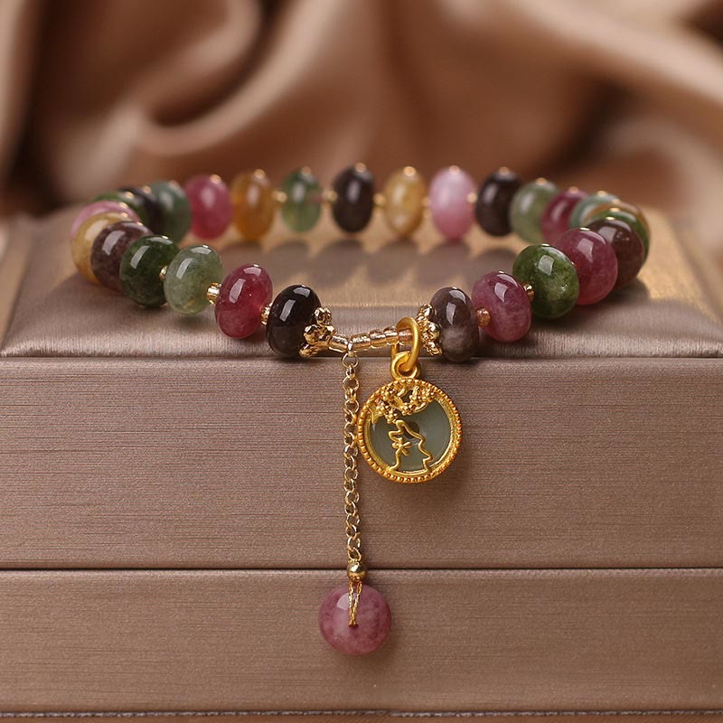 Buntes Turmalin Armband mit goldenem Anhänger elegant präsentiert.