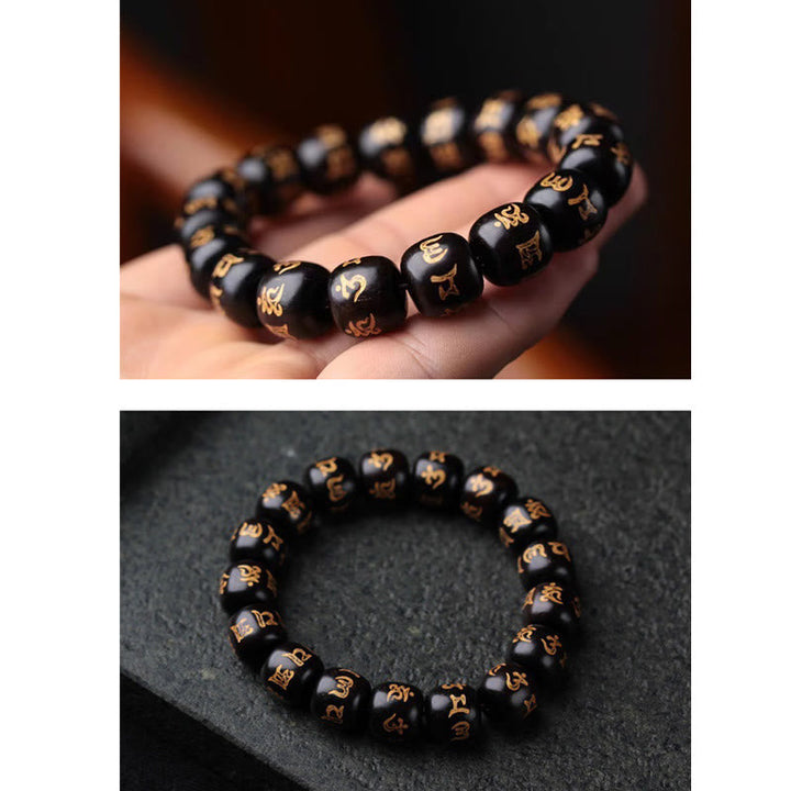 Ebenholz Armband Om Mani Padme Hum mit goldenen Symbolen getragen