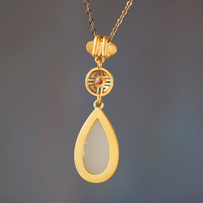 Goldene Halskette mit weißer Jade Tropfen Anhänger elegant.