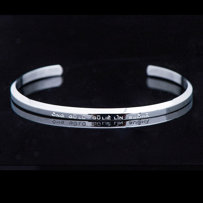 Silbernes Armband mit Gravur Schutz Segen elegantes Design Handgelenk