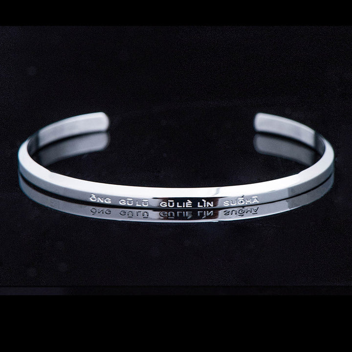 Silbernes Armband mit Gravur Schutz Segen elegantes Design Handgelenk