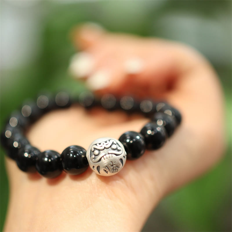 Schwarzes Onyx Armband mit 925 Silber Perle am Handgelenk getragen