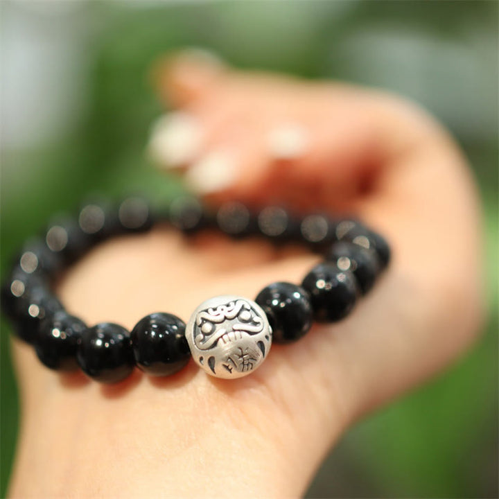 Schwarzes Onyx Armband mit 925 Silber Perle am Handgelenk getragen