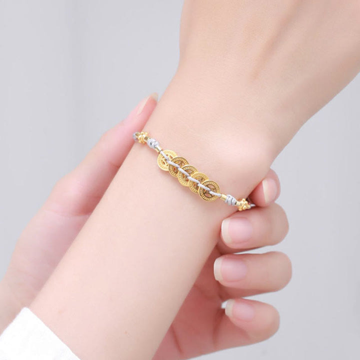 Armband Kupfer Perle Glück am Handgelenk goldfarben elegantes Design getragen