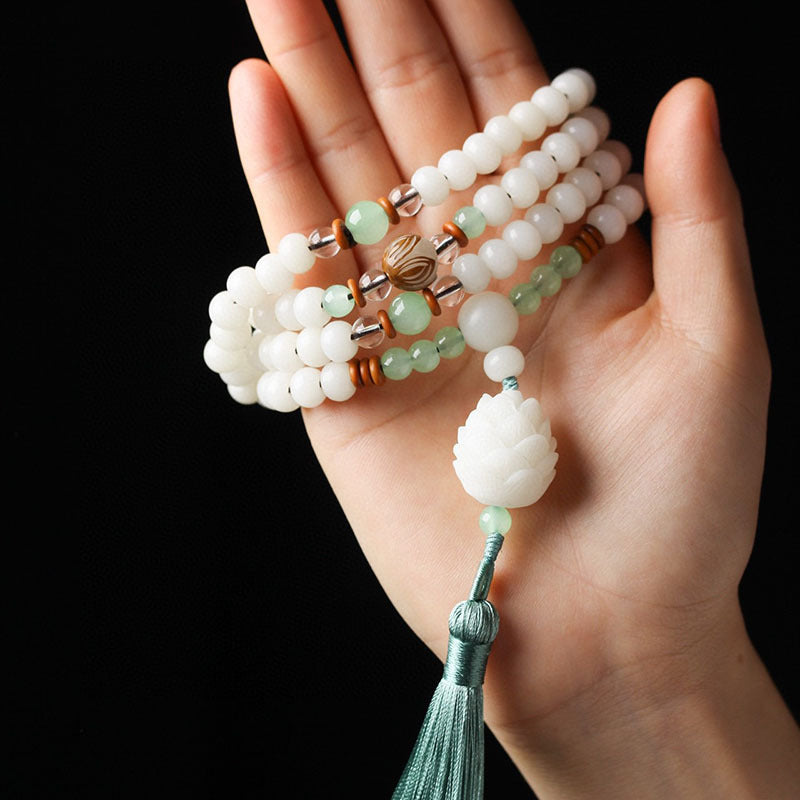 Mala Mala Jade Armband in Händen weiß grün Naturstein Quaste