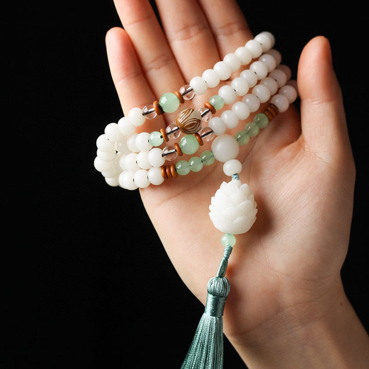 Mala Mala Jade Armband in Händen weiß grün Naturstein Quaste