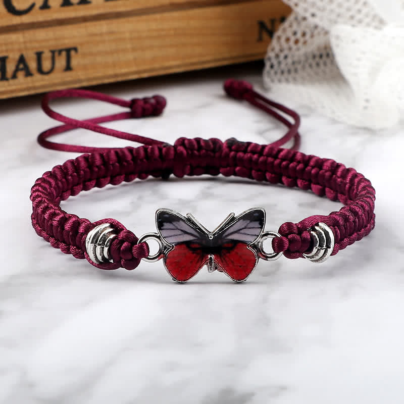 Armband Schmetterling – Liebe mit rotem Stein, burgundy Kordel, Flachaufnahme