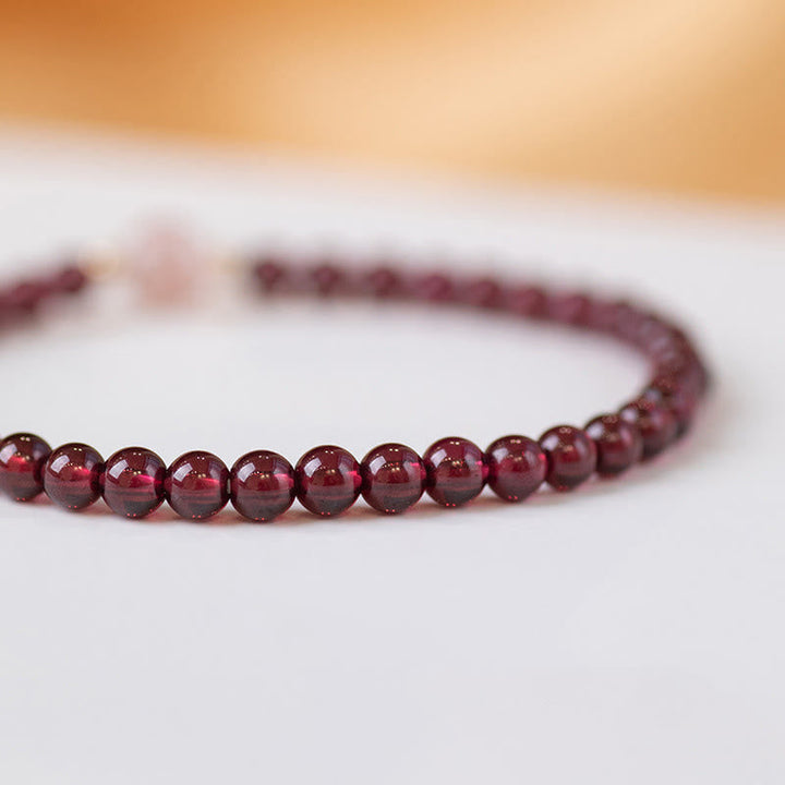Armband Erdbeerquarz Granat – Ruhe rote Perlen elastisch Naturstein glänzend