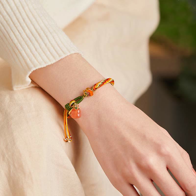 Armband Roter Achat – Stärke farbig geflochten am Handgelenk getragen