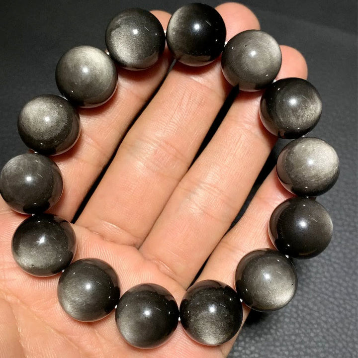Obsidian Armband Silber am Handgelenk getragen, glänzende schwarze Kugeln Schutz