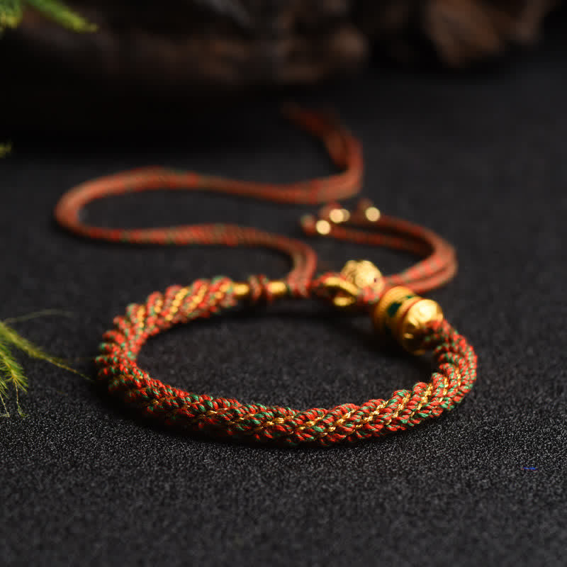 Rotes Tibet Gebet Rad Perlen Armband mit goldenen Akzenten elastisch