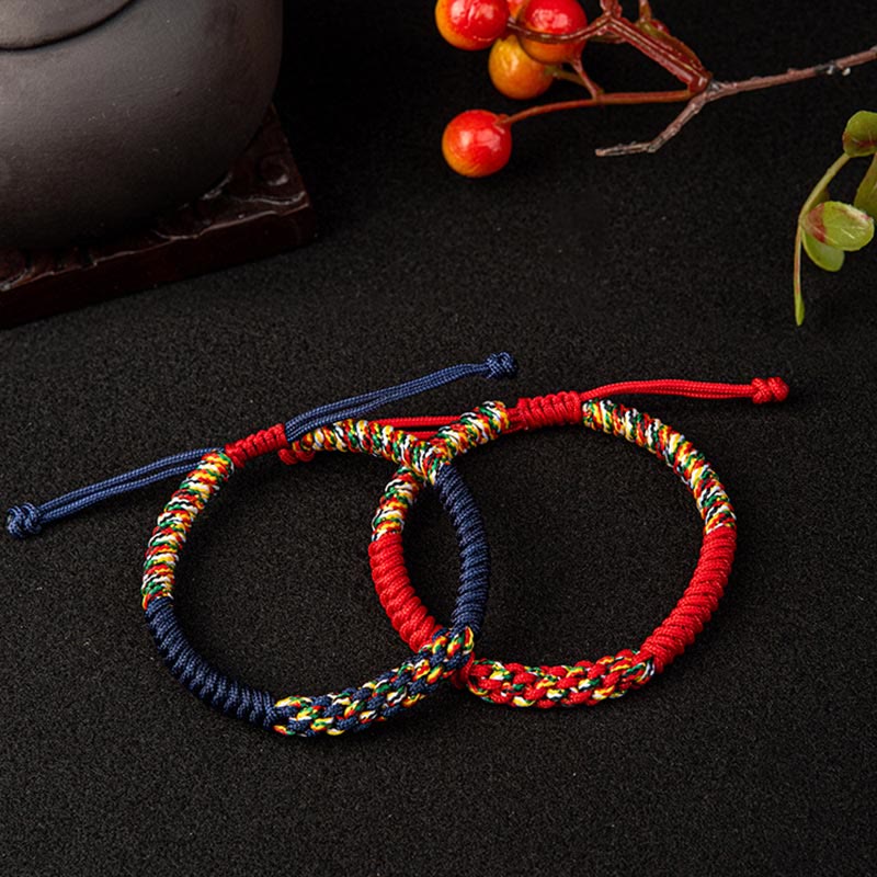 Bunte Mala Armbänder Flatlayout mit roten und blauen Schnüren Naturstein