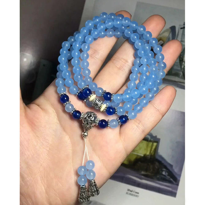 Blaue Kristall Mala 108 Perlen Armband mit dunkelblauen Akzenten elastisch.