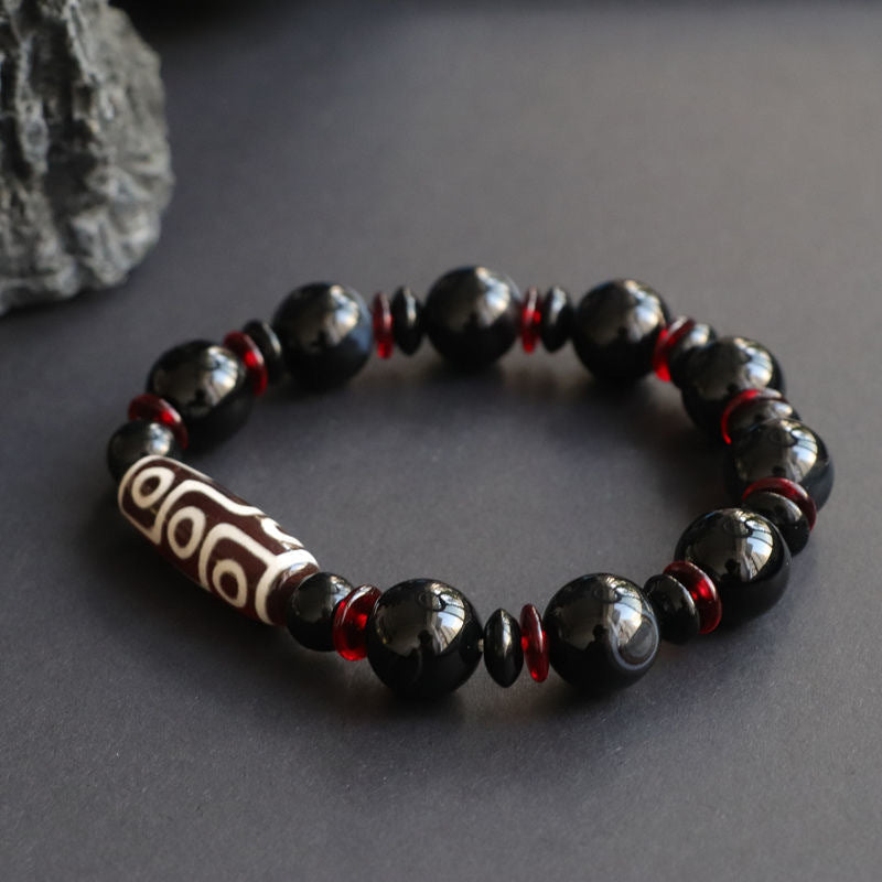 Armband Schwarzer Onyx – Schutz & Wohlstand mit roten Perlen Detailaufnahme