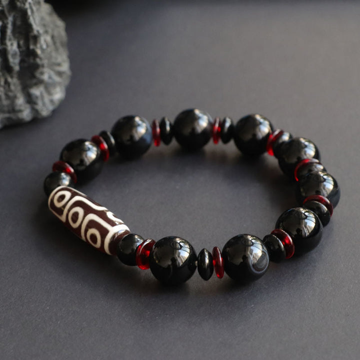 Armband Schwarzer Onyx – Schutz & Wohlstand mit roten Perlen Detailaufnahme