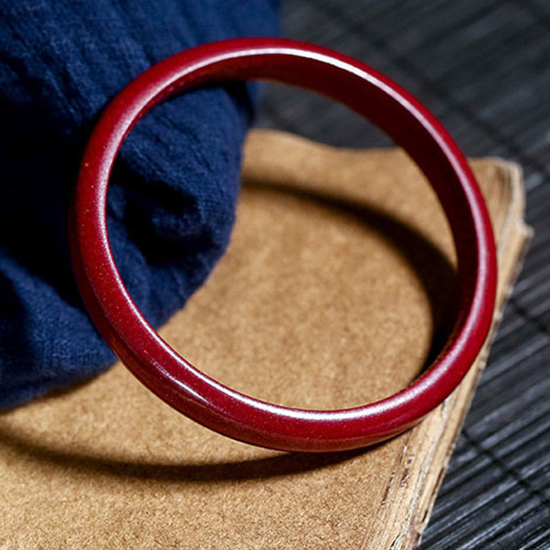 Rotes Zinnober Armband Herzsutra – Segen elegant am Handgelenk getragen