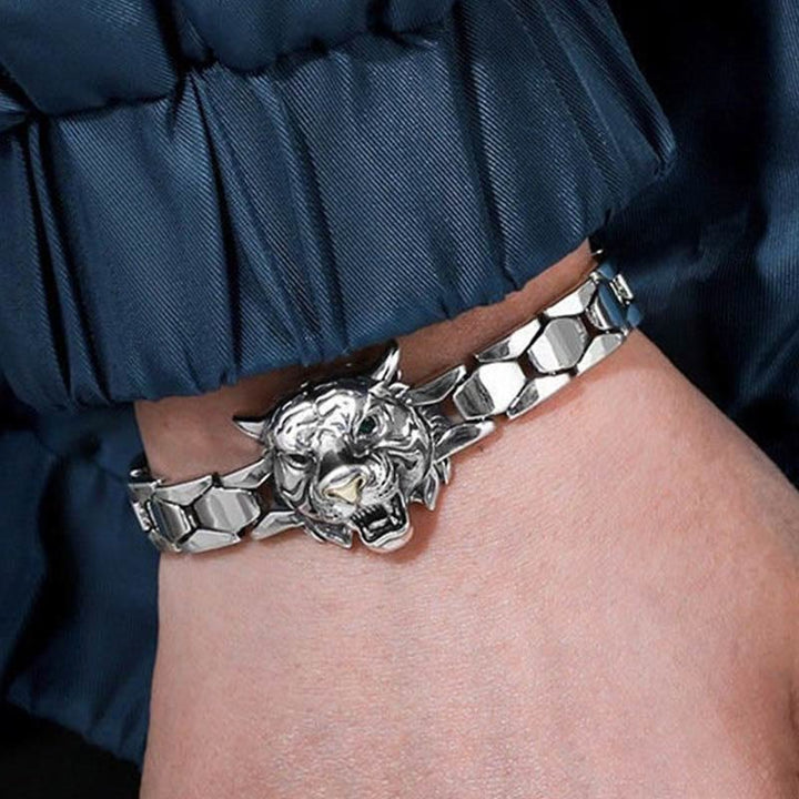Silbernes Pixiu Armband am Handgelenk mit geometrischem Design getragen