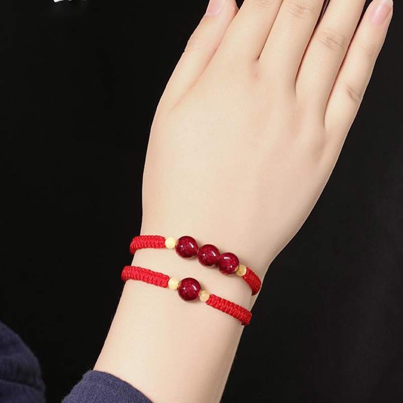 Armband Zinnober – Segen am Handgelenk, rote Perlen, elastisch getragen