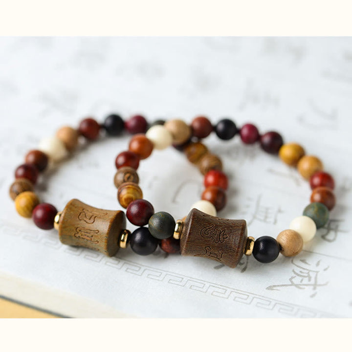 Armband Sandelholz Om Mani Padme Hum mit Natursteinen elastisch.