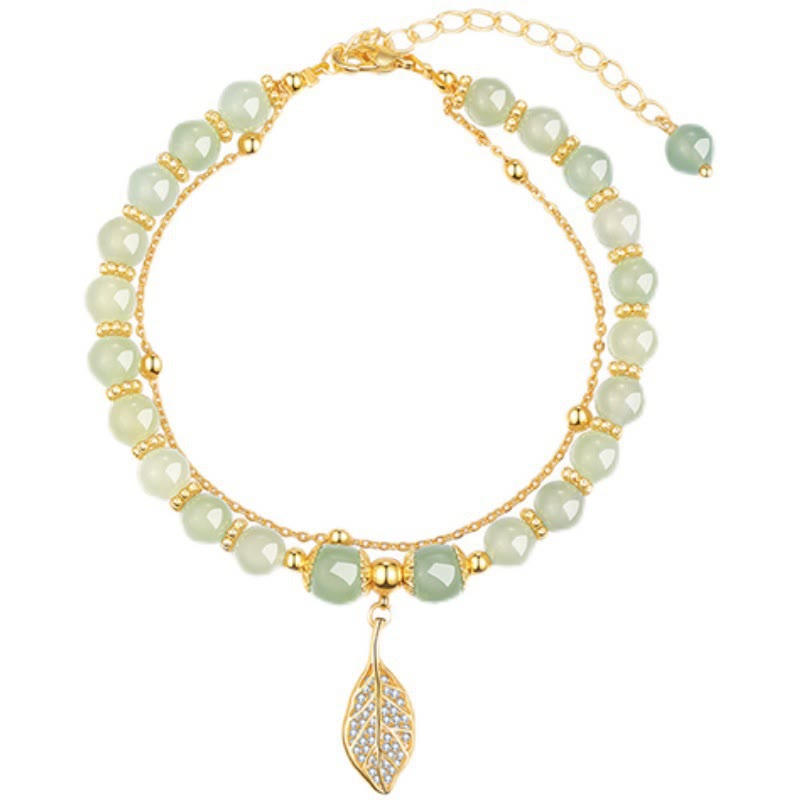 Jade Armband mit goldenem Blattanhänger und Perlen.