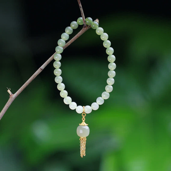 Grünes Jade Armband mit goldenem Anhänger Quaste elegant.