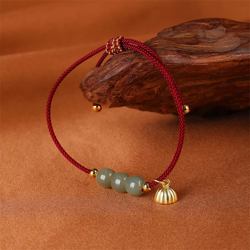 Rotes Armband mit Jade-Perlen und goldenem Lotus-Anhänger Glück.