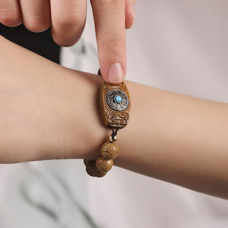 Sandelholz Ebenholz Armband Om Mani Padme Hum am Handgelenk getragen