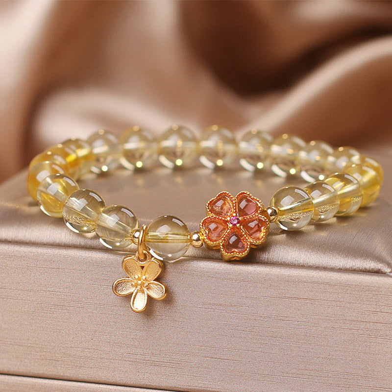 Armband Citrin mit Blütenanhängern am Handgelenk getragen elegant