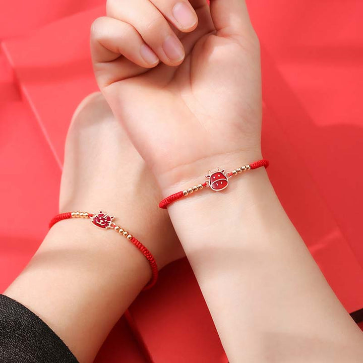 Rotes Armband Chinesisches Tierkreis – Glück am Handgelenk getragen Paar.