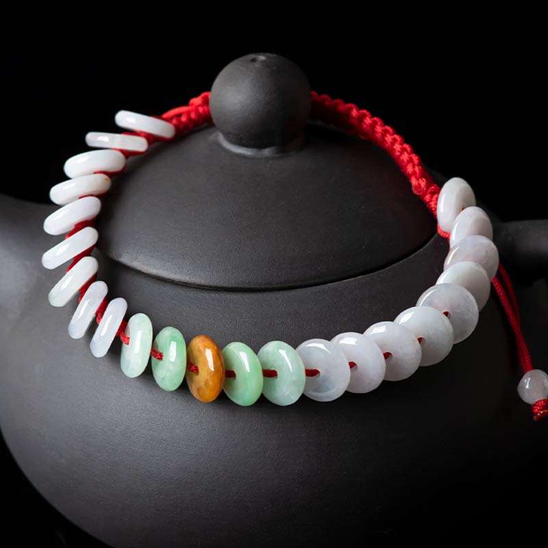 Jade Armband mit weißen und grünen Steinen, rotes Seidenband, Glück & Energie.