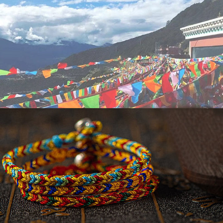 Buntes Armband – Glück & Erfolg auf dunklem Untergrund, Nahaufnahme Flachlage