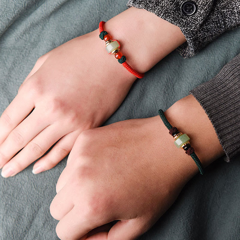 Armband Grüner Aventurin Glück Energie rotes Seil Naturstein zwei Hände
