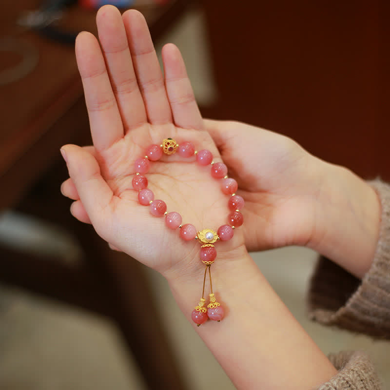 Rosafarbenes Achat Armband mit Lotus Perlen am Handgelenk getragen