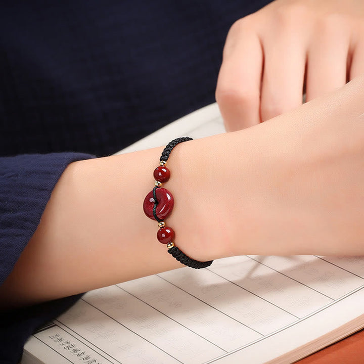 Armband Zinnober – Frieden & Segen am Handgelenk elegant getragen rote Perlen