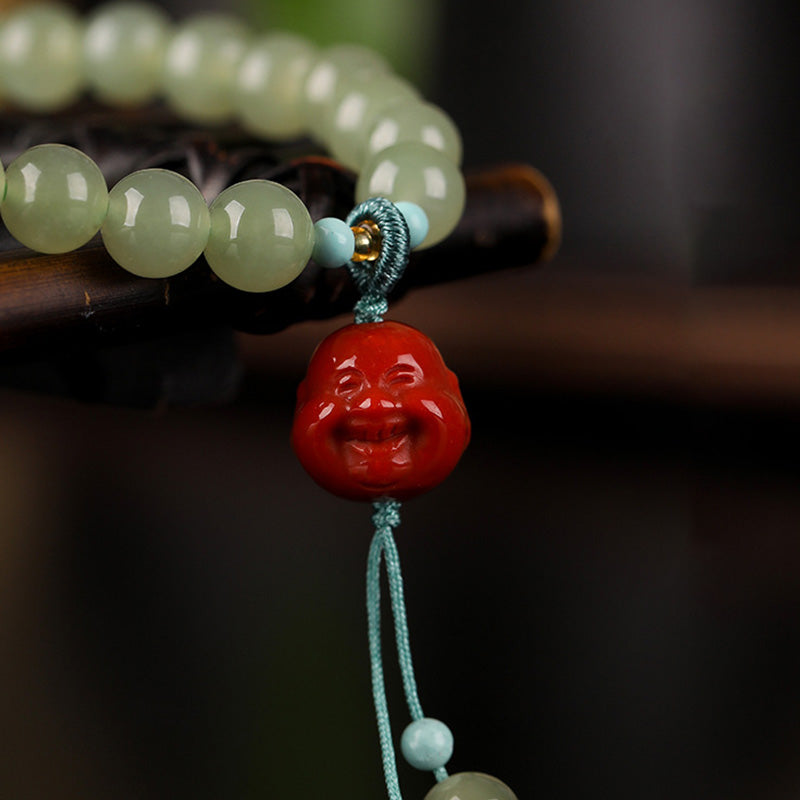 Armband mit rotem Achat Buddha Anhänger und grüner Jade Perlen elegant.