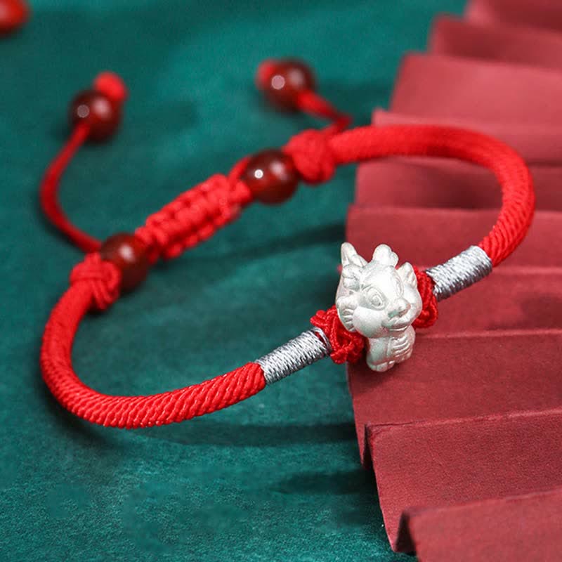 Rotes Armband 925 Silber Chinesisches Tierkreis Glück Stärke Nahaufnahme