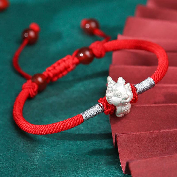 Rotes Armband 925 Silber Chinesisches Tierkreis Glück Stärke Nahaufnahme