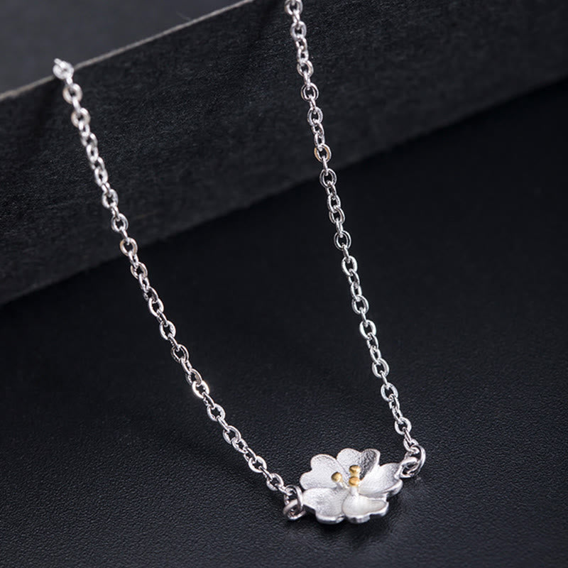 Silberarmband mit weißer Blüte an feiner Kette elegantes Design.