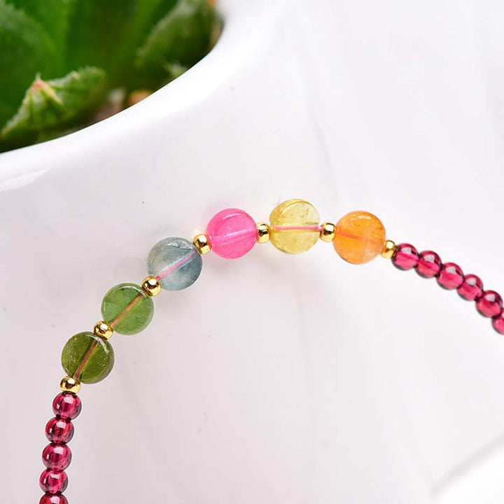 Buntes Quarz Armband mit Granat und Goldperlen elastisch tragbar.