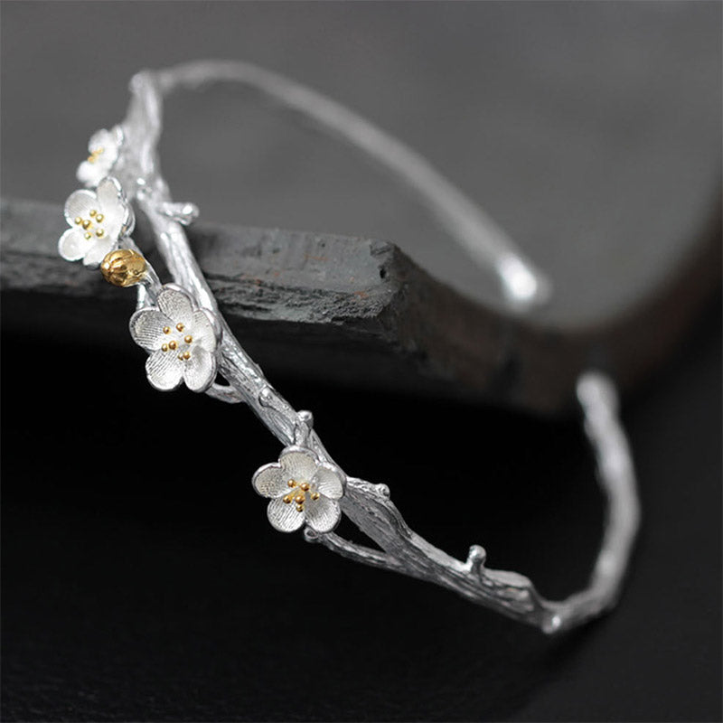 Silberarmband mit Blüten-Design am Handgelenk, elegantes 925er Silber Armband getragen