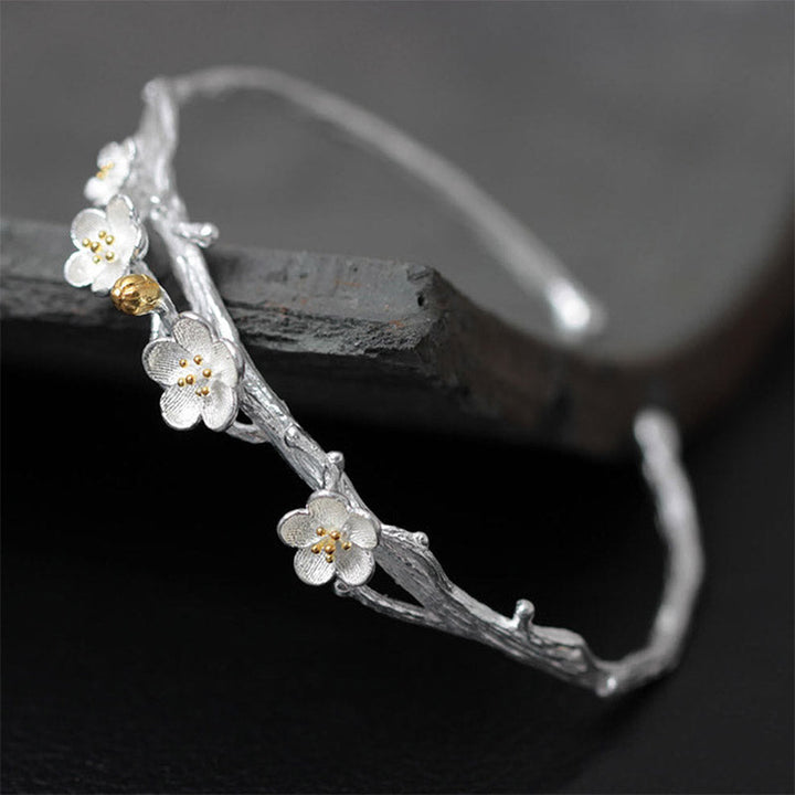 Silberarmband mit Blüten-Design am Handgelenk, elegantes 925er Silber Armband getragen
