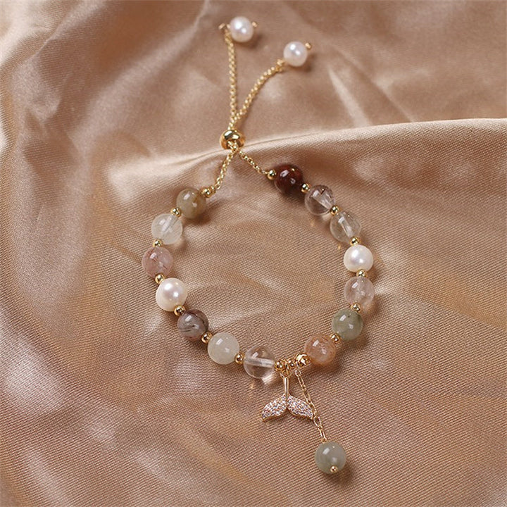 Armband Erdbeerquarz mit Perlen und Feenflügel Anhänger elegant.