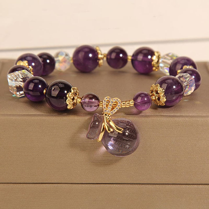 Armband Amethyst Kristall lila Perlen goldfarbene Verzierungen elegant.