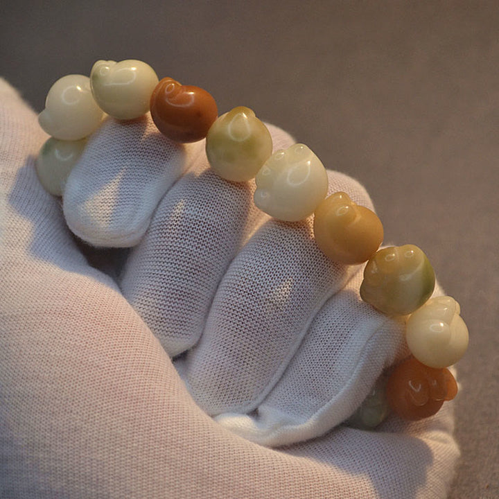Bodhi Armband mit farbigen Perlen elastisch am Handgelenk getragen