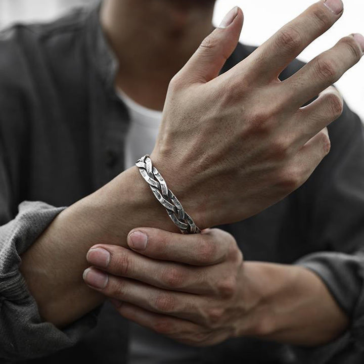 Armband Koi Fisch silber geflochten am Handgelenk getragen Glück