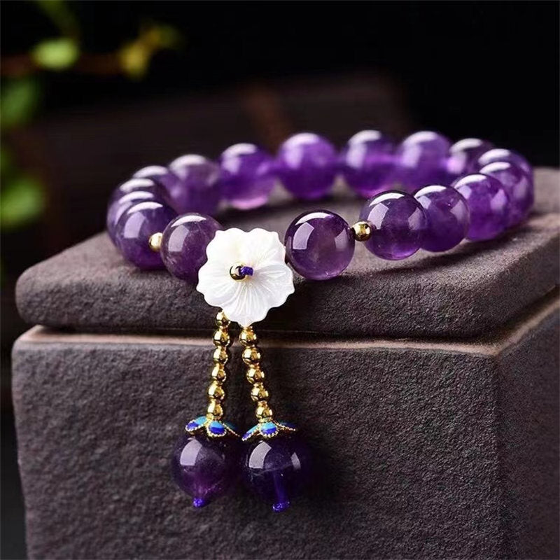 Armband Amethyst Kristall lila Perlen weiße Blüte Anhänger Heilung