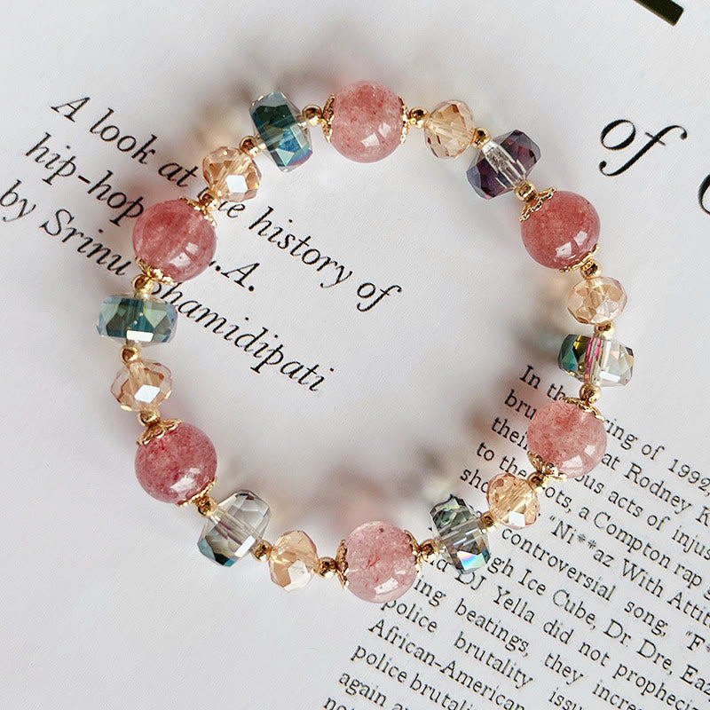 Armband Erdbeerquarz Kristall mit facettierten Perlen auf Buch Flatlay