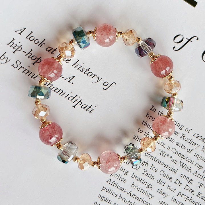 Armband Erdbeerquarz Kristall mit facettierten Perlen auf Buch Flatlay
